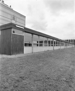 855799 Gezicht op het tijdelijke paviljoen bij het hoofdkantoor van PTT Telecom, district Utrecht (Burgemeester Fockema ...